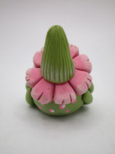 Spring folk art frog wearing pink flower hat with stem 1.75 tall