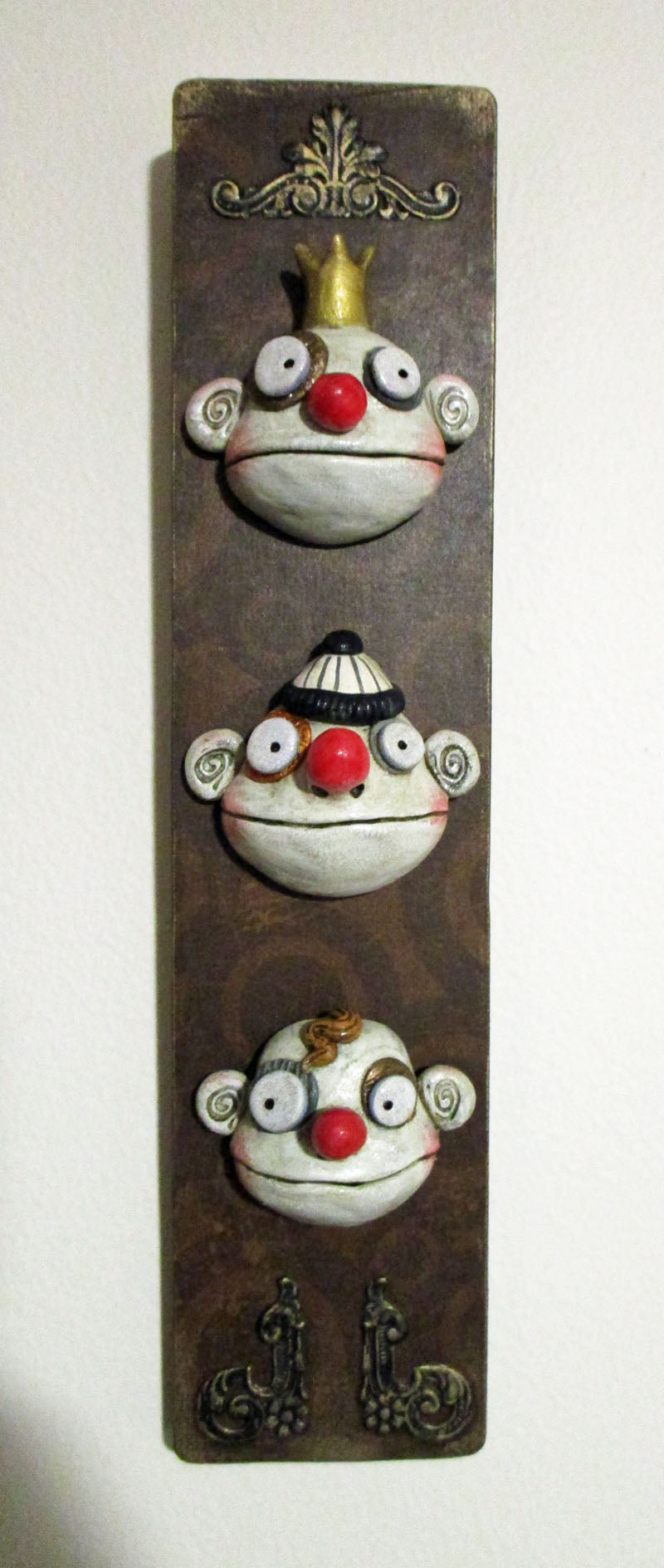 Wacky character wall plaque with three character heads - misc