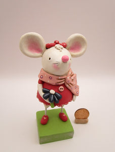 Valentine girl mouse in pinks holding dark blue flower