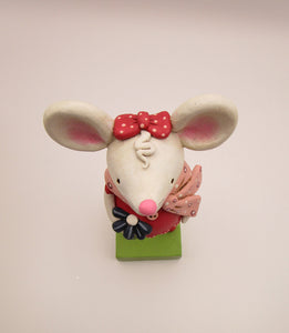 Valentine girl mouse in pinks holding dark blue flower